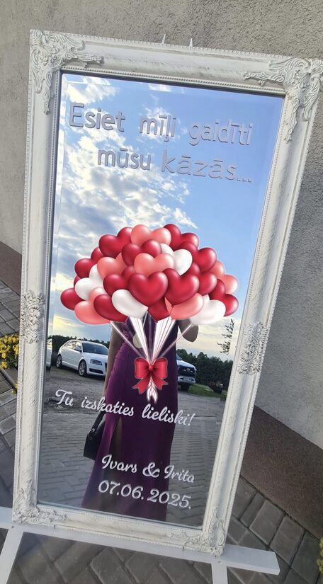 Vinila uzlīme uz spoguļa